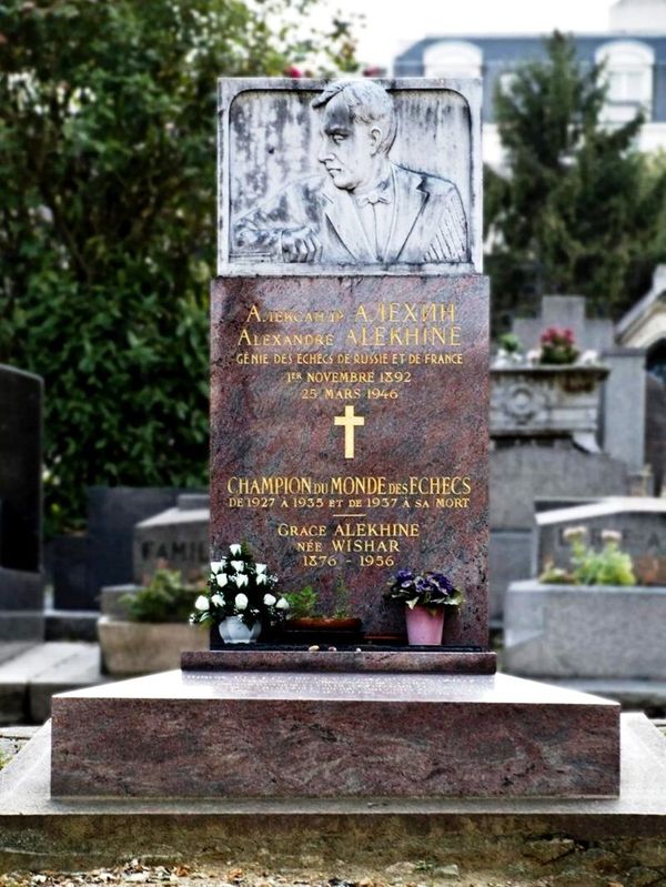 Могила Алёхина находится в Париже, на кладбище Монпарнас. На надгробии надпись: «Шахматному гению России и Франции» (в иммиграции Алёхин защищал честь команды Франции).