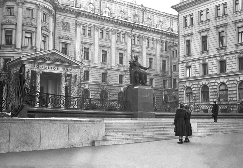 Памятник Чайковскому во дворе консерватории.