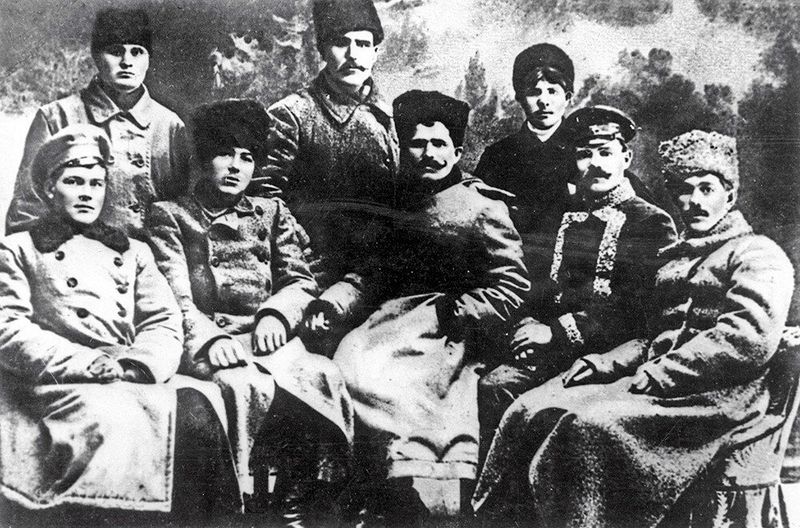 В. И. Чапаев с боевыми товарищами перед отъездом в Академию Генштаба.