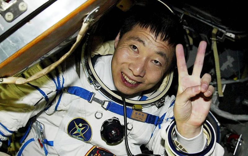 Ян Ливэй. Первый космонавт КНР. Космонавт-герой.