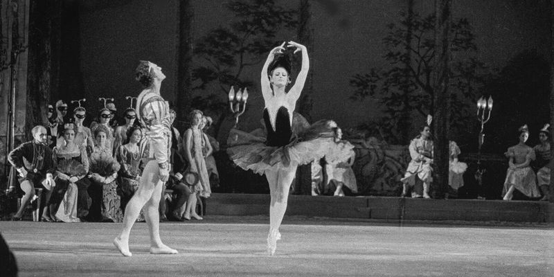 Сцена из балета «Лебединое озеро».