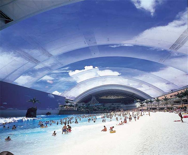 Песчаный пляж в океане под куполом (Ocean Dome).