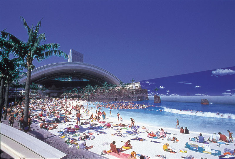 Пляж под естественным освещением Ocean Dome.