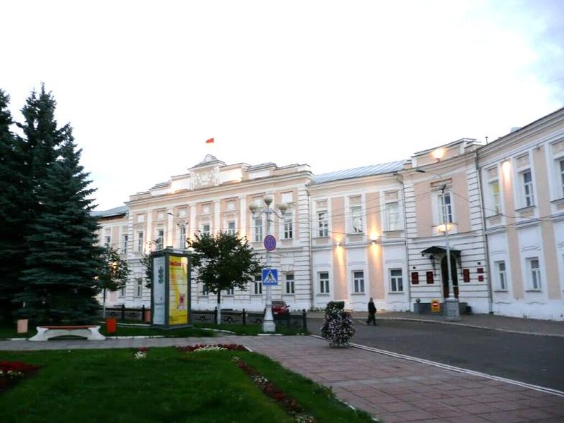 Здание Тверской городской Думы и администрации Центрального района Твери на площади Ленина.