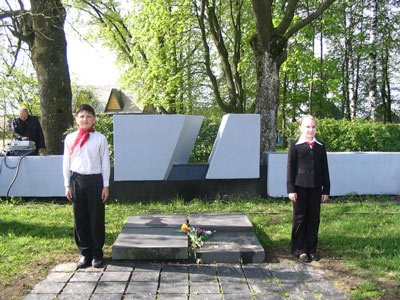 Торжественный караул возле мемориала в Станьково.