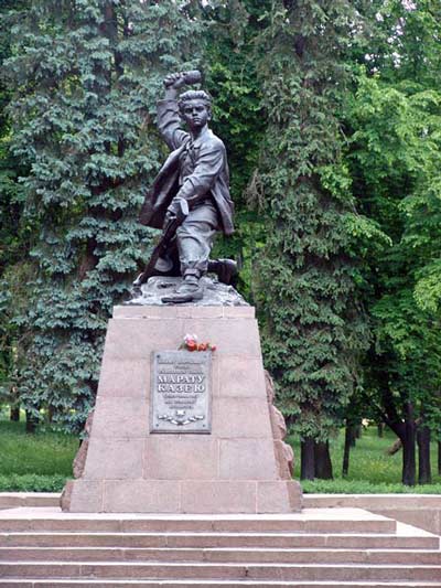 Памятник Марату Казею в Минске.