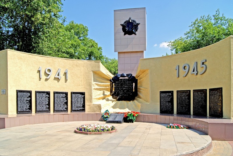 Памятник воинам, погибшим от ран в госпиталях Кургана в годы Великой Отечественной войны и стела «Орден Победы».