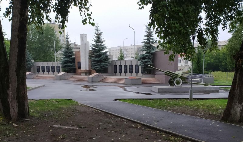 По краям мемориала установлены артиллерийские орудия времён ВОВ.