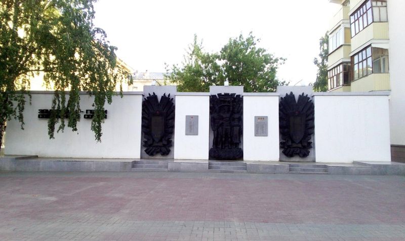 Памятная стела с именами жителей Зауралья, удостоенных звания Героев Советского Союза.