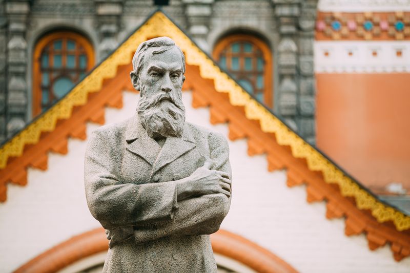 Памятник Третьякову на входе Государственной Третьяковской галереи.