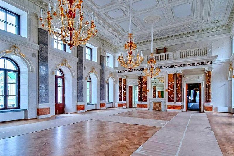 Парадный-тронный зал Путевого дворца.