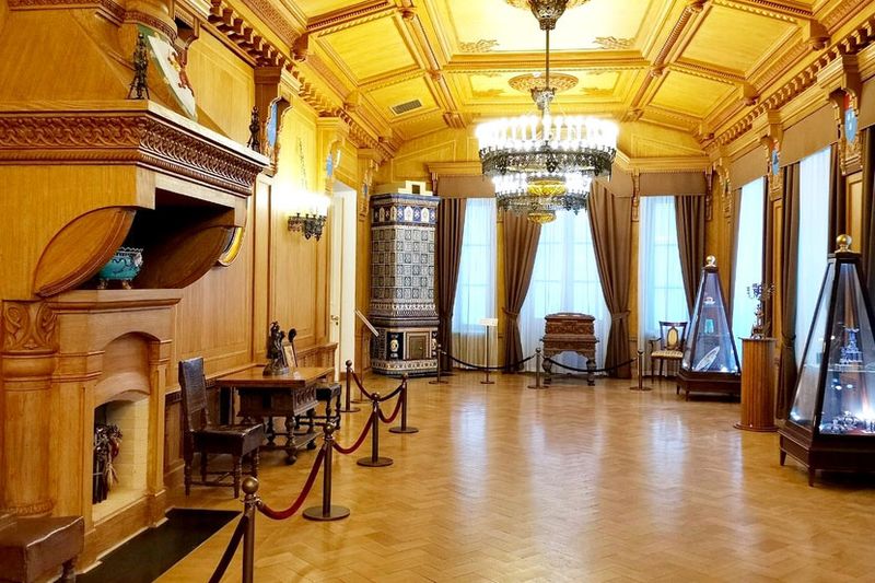 Гербовый зал Путевого дворца.