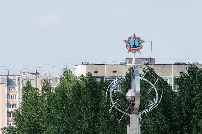 На вершине памятника — Орден Победы.