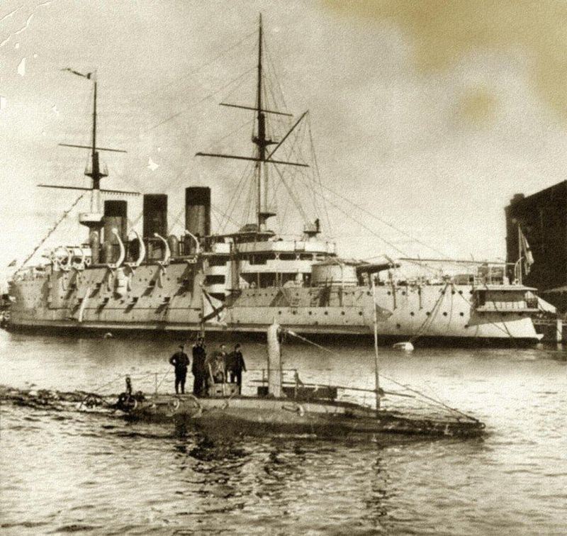 Подводная лодка «Дельфин» и броненосец «Победа» в Порт-Артуре.