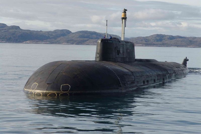 Подводная лодка проекта 949А «Смоленск» на входе в базу.