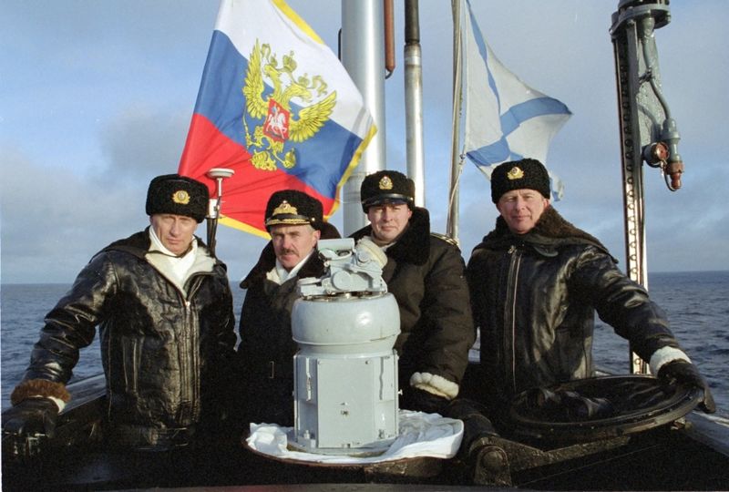 Президент России В. В. Путин на рубке атомной подводной лодки.