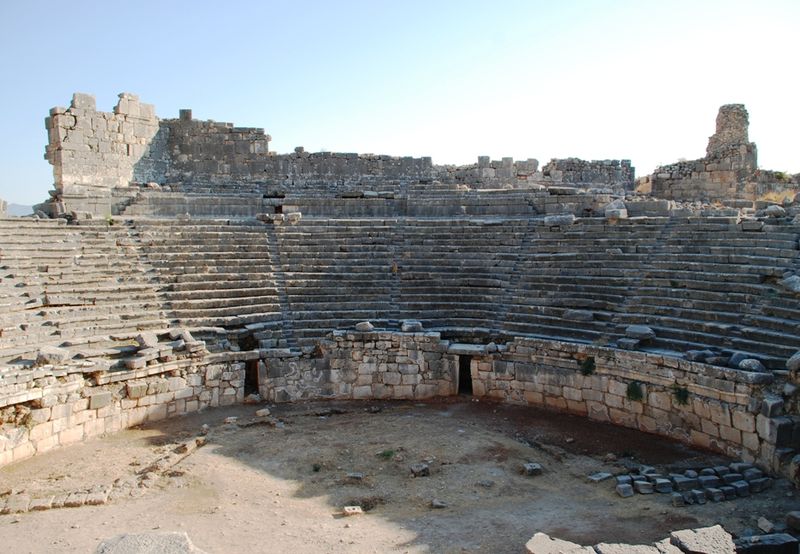 Руины древнегреческого театра в древнем городе Ксанфе на юге Турции.