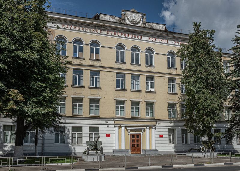 У фасада здания Тверского Суворовского военного училища установлены две пушки ЗИС-3.