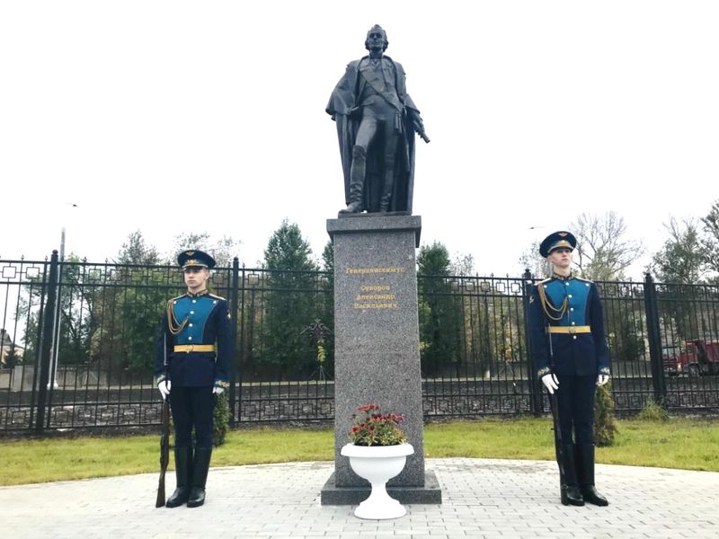 Почётный караул у памятника Суворову на новой территории Тверского суворовского училища.