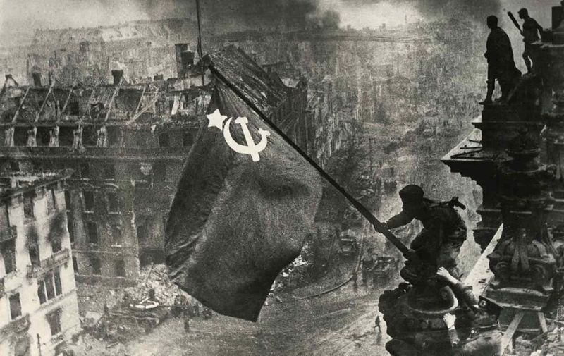 Воздвижение флага СССР над Рейхстагом в Берлине!