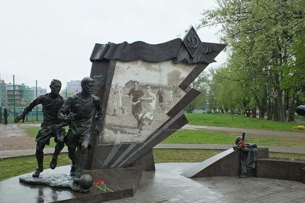 Памятник участникам футбольного матча в блокадном Ленинграде.