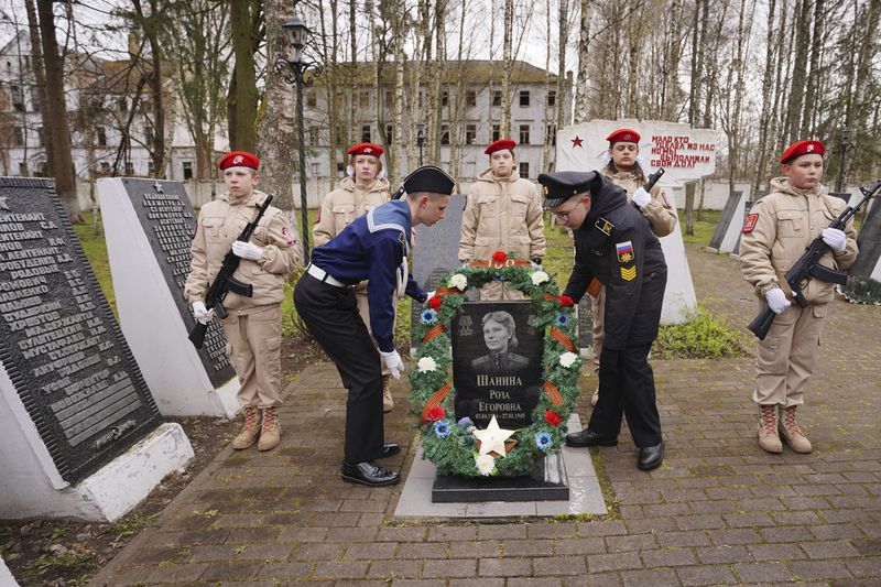У памятника снайпера ВОВ Розы Шаниной.
