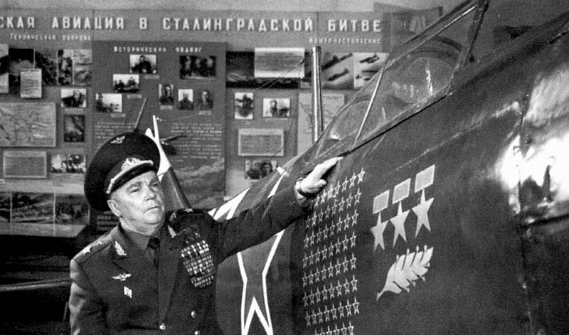 Иван Кожедуб у своего истребителя Ла-7 в музее ВВС Монино.