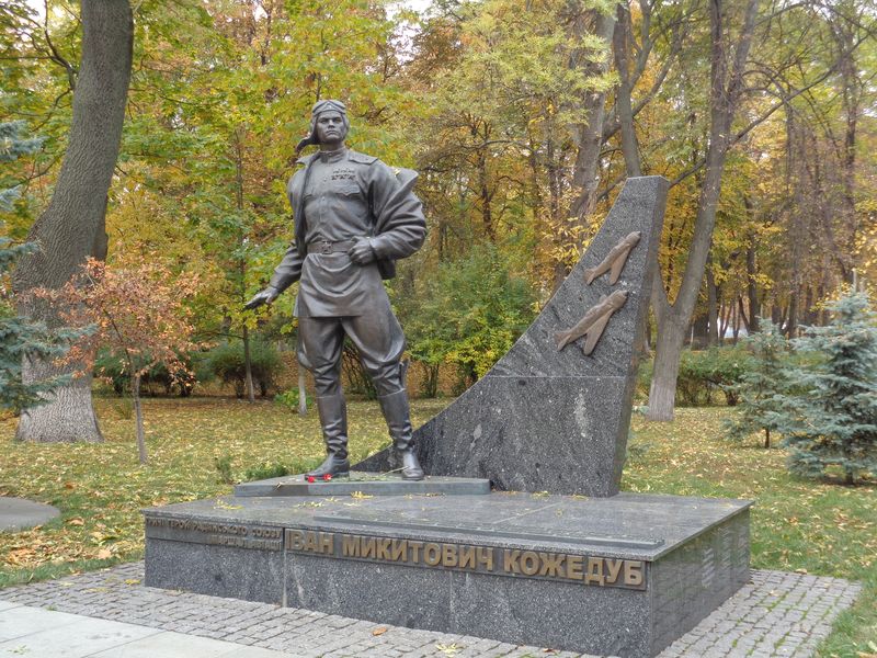 Памятник Ивану Никитовичу Кожедубу в Киеве.