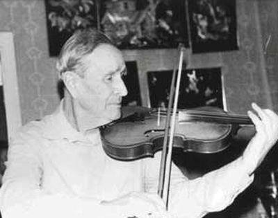 Василий Иванович играет на скрипке.