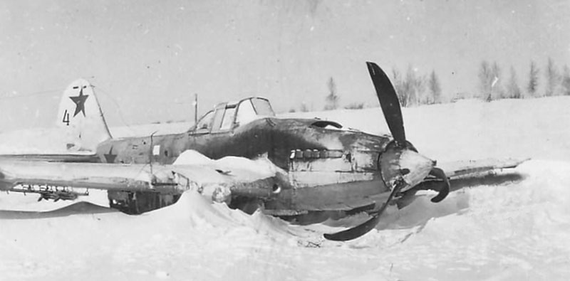 Подбитый советский истребитель в снегу.