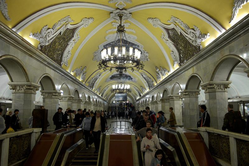 Станция метро «Комсомольская».