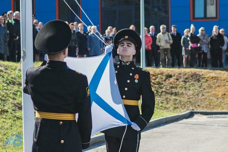 Подъём военно-морского флага Российской Федерации.