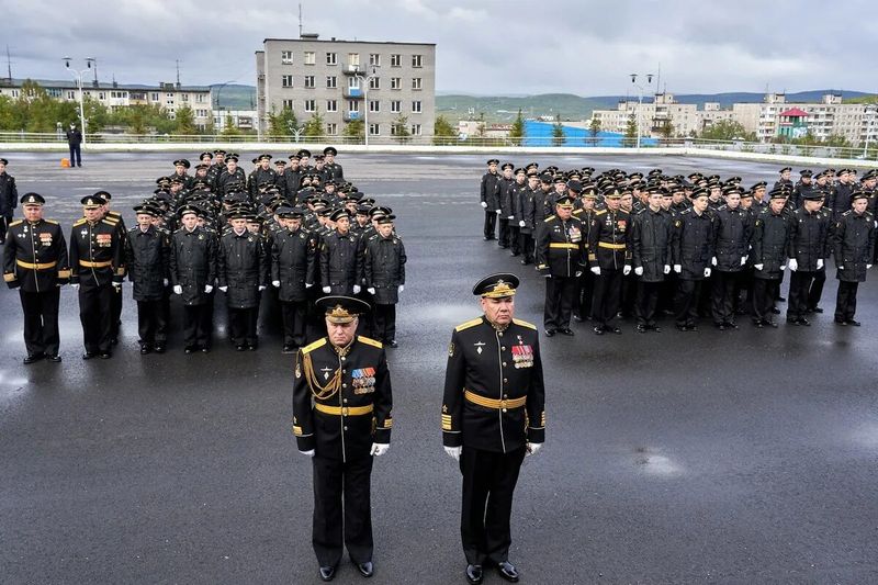 Торжественное построение выпускников Мурманского Нахимовского военно-морского училища.