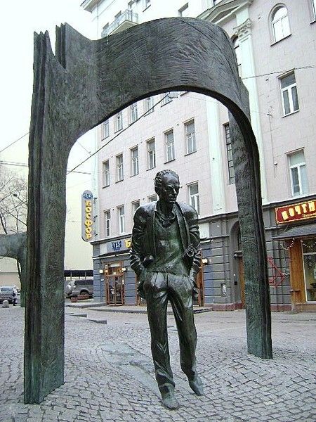 Памятник Булату Окуджаве в Москве, в Плотниковом переулке, около Арбата, 2002 год. Скульптор Георгий Франгулян.