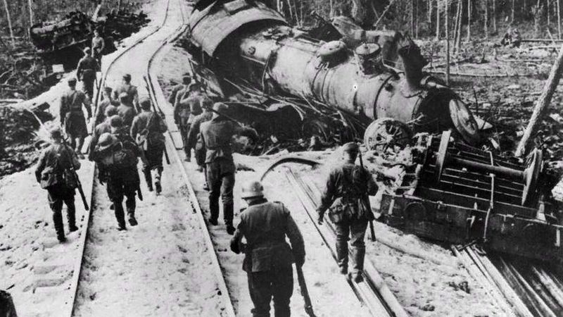 Немцы у пущенного под откос поезда.