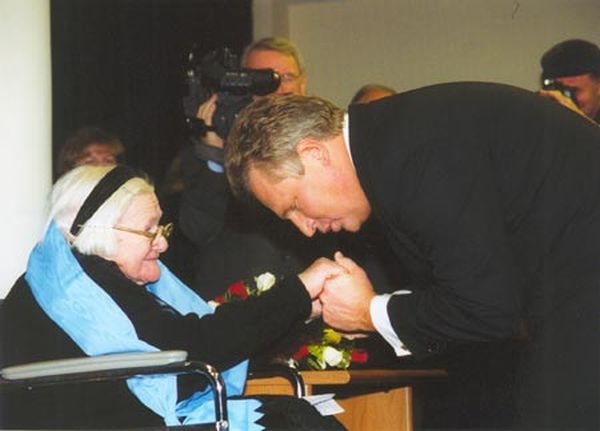 Ирена Сендлер получает орден Белого Орла из рук Президента Польши. 2003 год.
