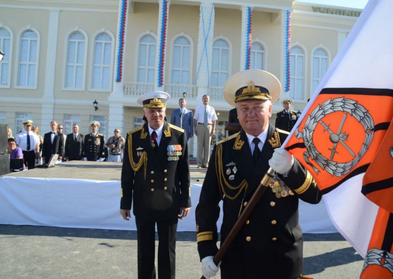 Командующий ЧФ РФ А.Витко вручил Знамя начальнику училища, 1 сентября 2014 года.