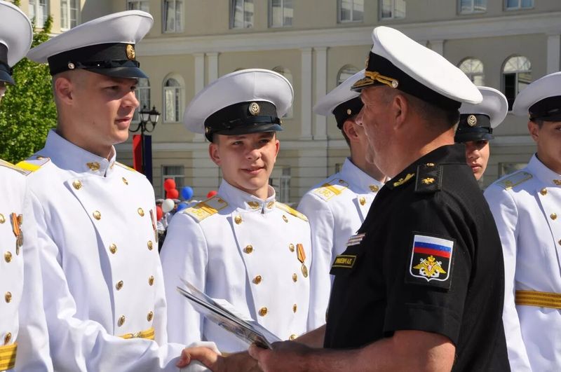 Контр адмирал Гринкевич с выпускниками.