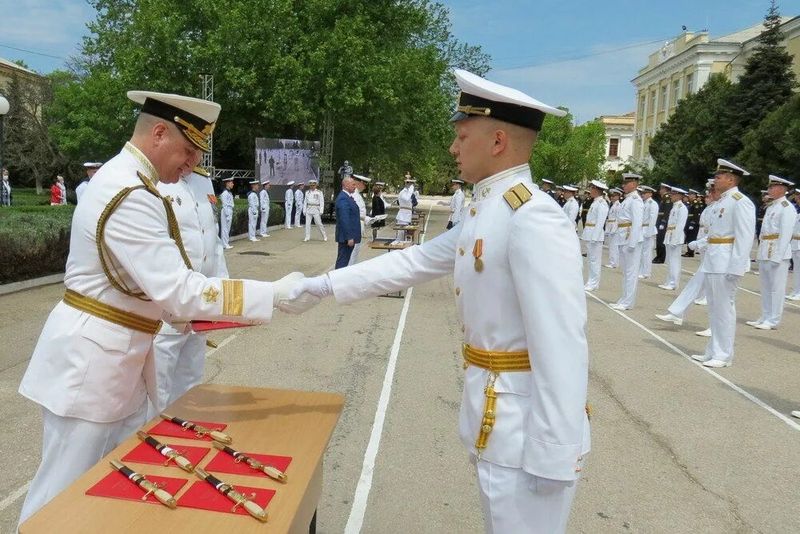 Все выпускники Черноморского высшего военно-морского училища вместе с первыми погонами получают офицерские кортики.