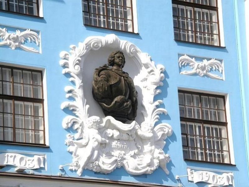 Бронзовый бюст Петра I на главном фасаде здания.