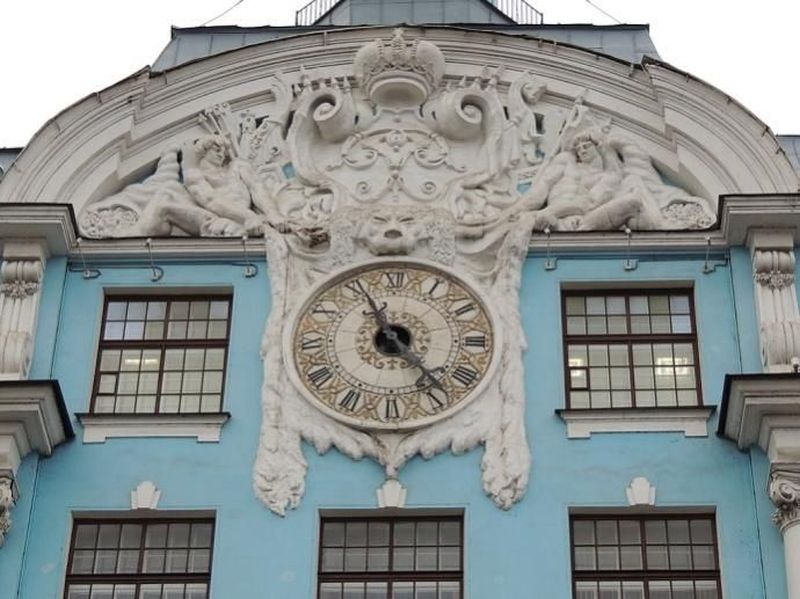 Часы на главном фасаде здания.