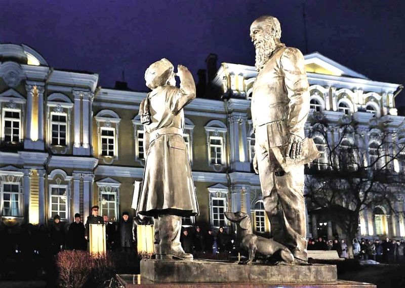 Памятник выпускникам Суворовских военных училищ и кадетских корпусов.