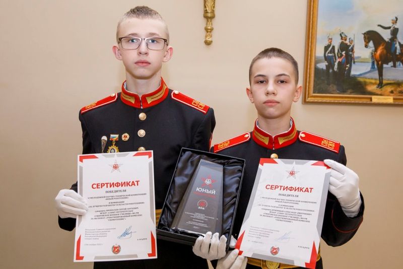 Награждённые памятными медалями суворовцы.