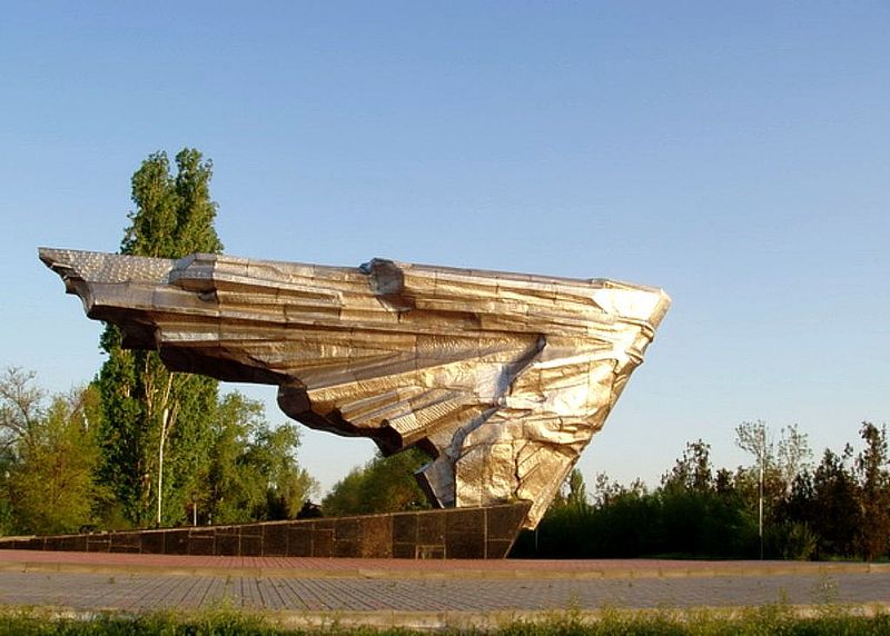Скульптура «Крыло Икара». Ахтубинск.
