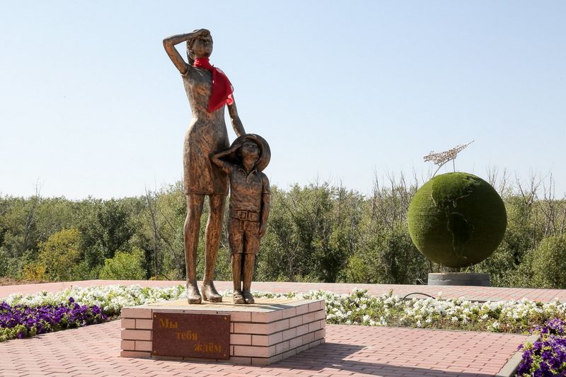 Скульптура «Семья военного лётчика» (Ахтубинск).