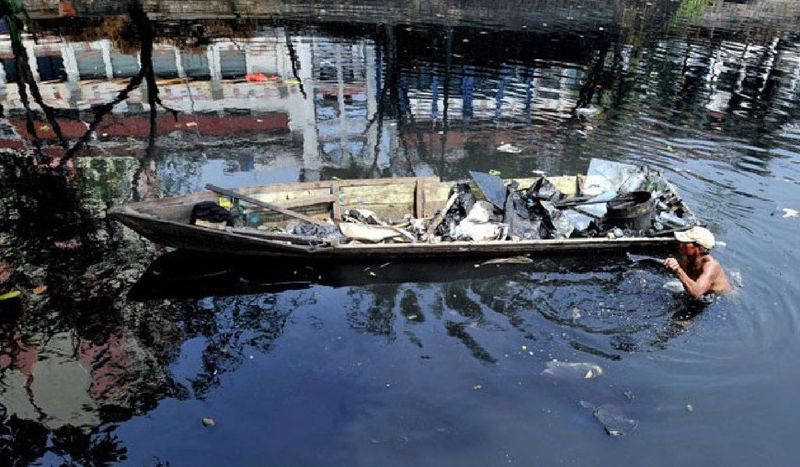 Река Цитарум местные жители перебирают мусор.