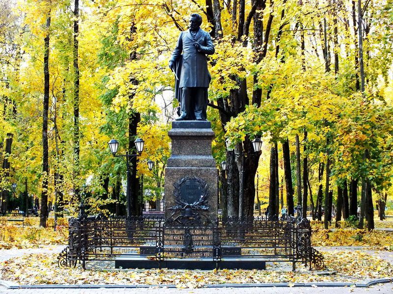 Памятник Глинке в Смоленске.