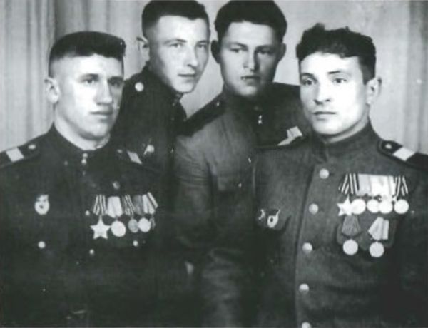 Николай Иванович Масалов (крайний справа) с товарищами. Май 1945 год.