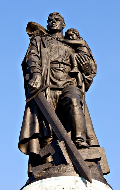 Монумент «Воин-освободитель» Евгения Вучетича в Трептов-парке в Берлине.