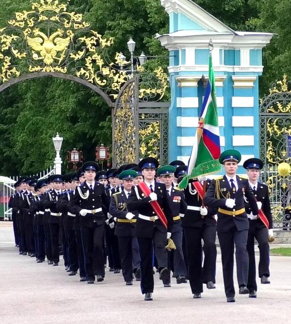 Торжественное шествие кадетского военного корпуса.